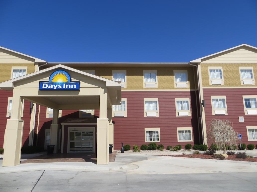 Days Inn By Wyndham Ellis Exterior photo