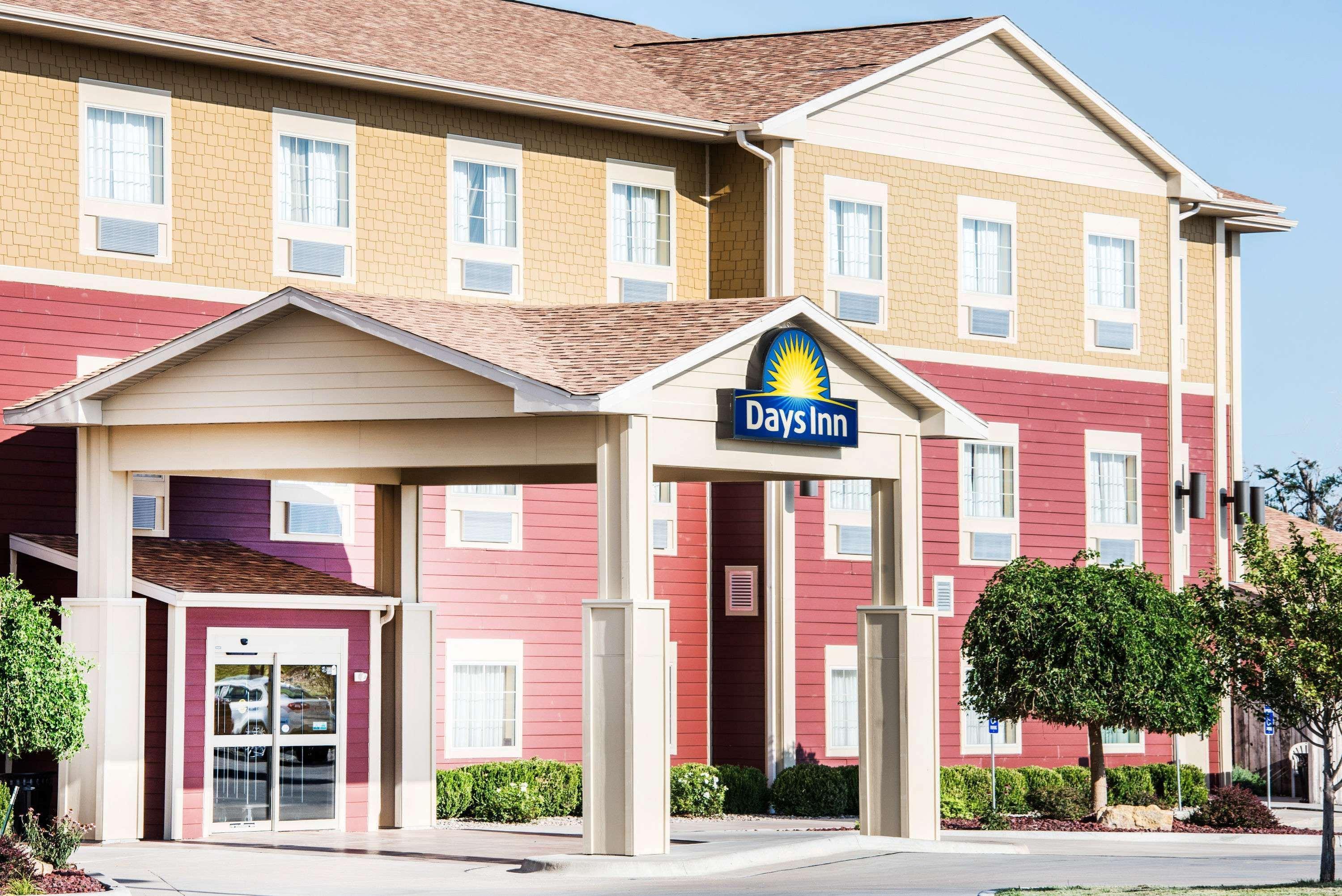 Days Inn By Wyndham Ellis Exterior photo